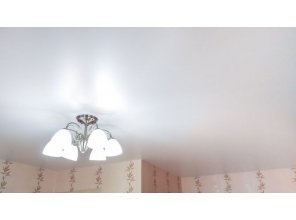 Монтаж потолка в гостиной 18 м2 с использованием пленки VIPCEILING серии MONLANGE S9020 (4.35)