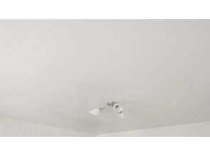 Монтаж потолка в спальне 13 м2 с использованием пленки VIPCEILING серии MONLANGE M9001 (3.50)