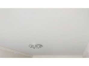 Монтаж потолка в гостиной 16 м2 с использованием пленки VIPCEILING серии MONLANGE M9001 (3.25)