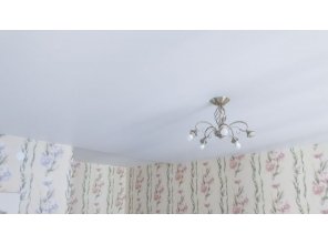 Монтаж потолка в гостиной 20 м2 с использованием пленки VIPCEILING серии MONLANGE M9001 (4.00)