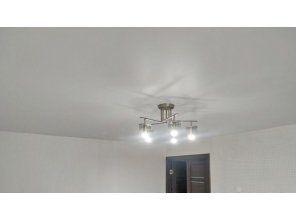 Монтаж потолка в гостиной 18 м2 с использованием пленки VIPCEILING серии MONLANGE M9001 (3.80)