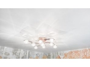 Монтаж потолка в гостиной 12 м2 с использованием пленки VIPCEILING серии MONLANGE M9001 (3.25)