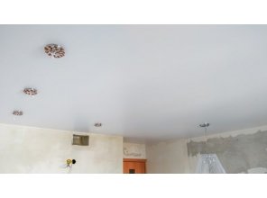 Монтаж потолка на кухне 13 м2 с использованием пленки VIPCEILING серии MONLANGE S9020 (3.80)