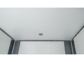 Монтаж потолка в ванной 4 м2 с использованием пленки VIPCEILING серии MONLANGE S9001 (2.15)