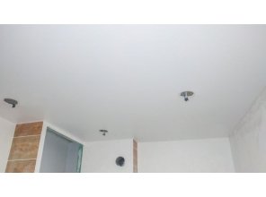 Монтаж потолка в ванной 4 м2 с использованием пленки VIPCEILING серии MONLANGE M9001 (2.15)