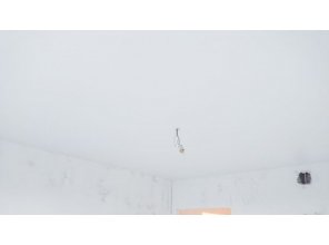 Монтаж потолка на кухне 9 м2 с использованием пленки VIPCEILING серии MONLANGE S9020 (3.25)