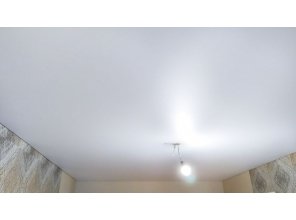 Монтаж потолка в гостиной 17 м2 с использованием пленки VIPCEILING серии MONLANGE M9001 (3.25)