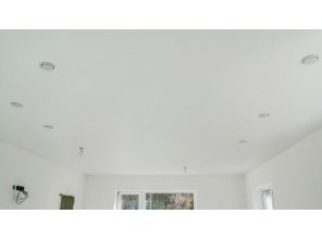 Монтаж потолка в гостиной 26 м2 с использованием пленки VIPCEILING серии MONLANGE M9001 (4.00)