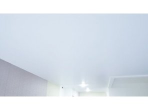 Монтаж потолка в деревянном доме 37 м2 с использованием пленки VIPCEILING серии MONLANGE M9001 (5.45)