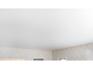 Монтаж потолка в гостиной 23 м2 с использованием пленки VIPCEILING серии MONLANGE M9001 (4.00)