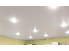 Монтаж потолка в гостиной 23 м2 с использованием пленки VIPCEILING серии MONLANGE S9020 (4.90)