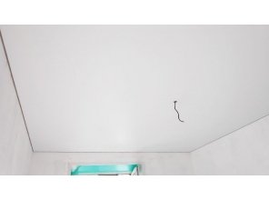 Монтаж потолка в спальне 16 м2 с использованием пленки VIPCEILING серии MONLANGE M9001 (3.25)