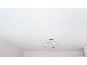 Монтаж потолка в гостиной 19 м2 с использованием пленки VIPCEILING серии MONLANGE M9001 (4.00)