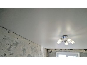 Монтаж потолка в гостиной 17 м2 с использованием пленки VIPCEILING серии MONLANGE S9020 (3.25)