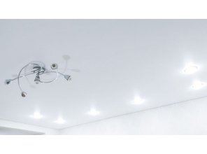 Монтаж потолка в гостиной 10 м2 с использованием пленки VIPCEILING серии MONLANGE M9001 (3.25)