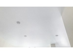 Монтаж потолка в квартире 25 м2 с использованием пленки VIPCEILING серии MONLANGE M9001 (5.45)