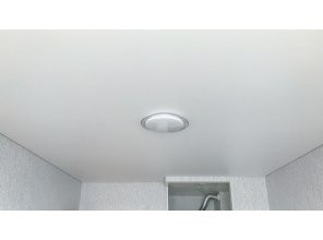 Монтаж потолка в гостиной 19 м2 с использованием пленки VIPCEILING серии MONLANGE M9001 (3.50)