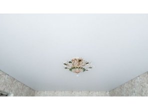 Монтаж потолка в спальне 17 м2 с использованием пленки VIPCEILING серии MONLANGE M9001 (3.25)