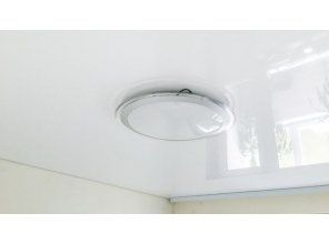 Монтаж потолка в спальне 12 м2 с использованием пленки VIPCEILING серии MONLANGE L9001 (3.25)