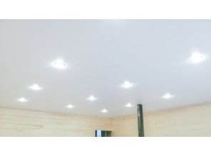Монтаж потолка в деревянном доме 25 м2 с использованием пленки VIPCEILING серии MONLANGE M9001 (4.90)