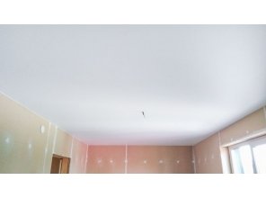 Монтаж потолка в спальне 18 м2 с использованием пленки VIPCEILING серии MONLANGE M9001 (3.25)