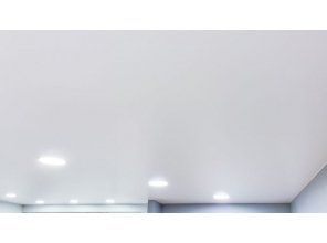 Монтаж потолка в гостиной 25 м2 с использованием пленки VIPCEILING серии MONLANGE S9020 (4.90)