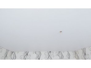 Монтаж потолка в спальне 13 м2 с использованием пленки VIPCEILING серии MONLANGE M9001 (3.25)