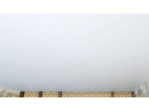 Монтаж потолка в гостиной 17 м2 с использованием пленки VIPCEILING серии MONLANGE M9001 (3.25)