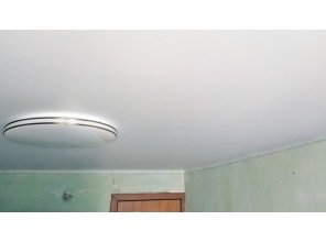 Монтаж потолка в спальне 11 м2 с использованием пленки VIPCEILING серии MONLANGE M9001 (3.25)