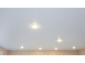 Монтаж потолка для зала 25 м2 с использованием пленки VIPCEILING серии MONLANGE M9001 (4.35)