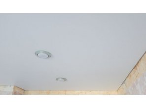 Монтаж потолка на кухне 10 м2 с использованием пленки VIPCEILING серии MONLANGE M9001 (3.25)