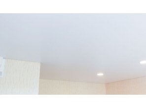 Монтаж потолка на кухне 12 м2 с использованием пленки VIPCEILING серии MONLANGE S9020 (4.35)