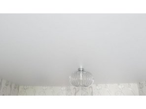 Монтаж потолка в гостиной 15 м2 с использованием пленки VIPCEILING серии MONLANGE M9001 (3.25)