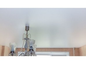 Монтаж потолка в квартире 25 м2 с использованием пленки VIPCEILING серии MONLANGE M9001 (5.45)