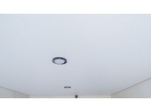 Монтаж потолка на кухне 10 м2 с использованием пленки VIPCEILING серии MONLANGE M9001 (2.60)