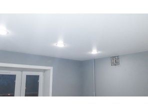 Монтаж потолка на кухне 7 м2 с использованием пленки VIPCEILING серии MONLANGE M9001 (3.25)