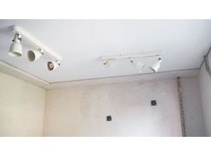 Монтаж потолка на кухне 7 м2 с использованием пленки VIPCEILING серии MONLANGE M9001 (3.50)