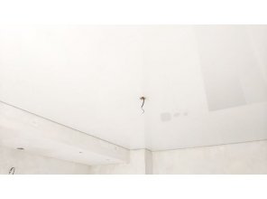 Монтаж потолка на кухне 10 м2 с использованием пленки VIPCEILING серии MONLANGE L9001 (3.50)