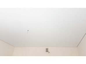 Монтаж потолка на кухне 13 м2 с использованием пленки VIPCEILING серии MONLANGE M9001 (3.50)