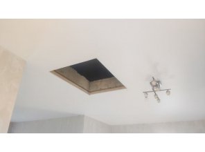 Монтаж потолка в деревянном доме 27 м2 с использованием пленки VIPCEILING серии MONLANGE M9001 (5.40)