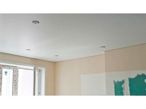 Монтаж потолка в квартире 48 м2 с использованием пленки VIPCEILING серии MONLANGE M9001 (5.40)