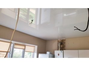 Монтаж потолка на кухне 11 м2 с использованием пленки VIPCEILING серии MONLANGE L9001 (3.50)