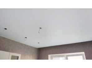 Монтаж потолка на кухне 10 м2 с использованием пленки VIPCEILING серии MONLANGE M9001 (3.50)