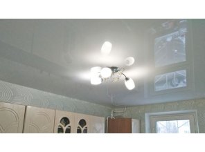 Монтаж потолка на кухне 10 м2 с использованием пленки VIPCEILING серии MONLANGE L9001 (2.60)