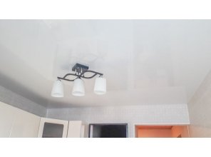 Монтаж потолка на кухне 7 м2 с использованием пленки VIPCEILING серии MONLANGE L9001 (2.60)