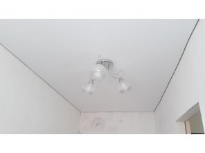 Монтаж потолка на кухне 6 м2 с использованием пленки VIPCEILING серии MONLANGE M9001 (4.00)