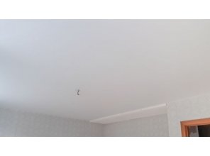 Монтаж потолка в гостиной 17 м2 с использованием пленки VIPCEILING серии MONLANGE M9001 (3.25)