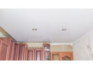 Монтаж потолка на кухне 7 м2 с использованием пленки VIPCEILING серии MONLANGE L9001 (2.60)