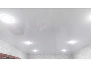 Монтаж потолка в гостиной 18 м2 с использованием пленки VIPCEILING серии MONLANGE L9001 (3.25)