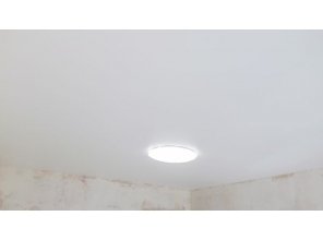 Монтаж потолка в спальне 13 м2 с использованием пленки VIPCEILING серии MONLANGE M9001 (3.25)